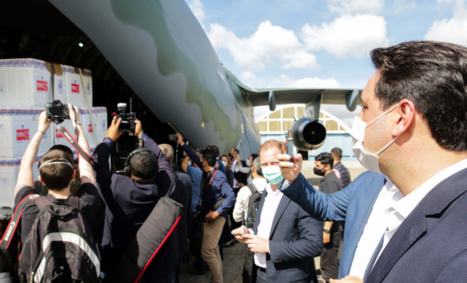 O governador Carlos Massa Ratinho Junior afirmou que a vacinação contra a Covid-19 deve começar nesta segunda-feira (18) no Paraná