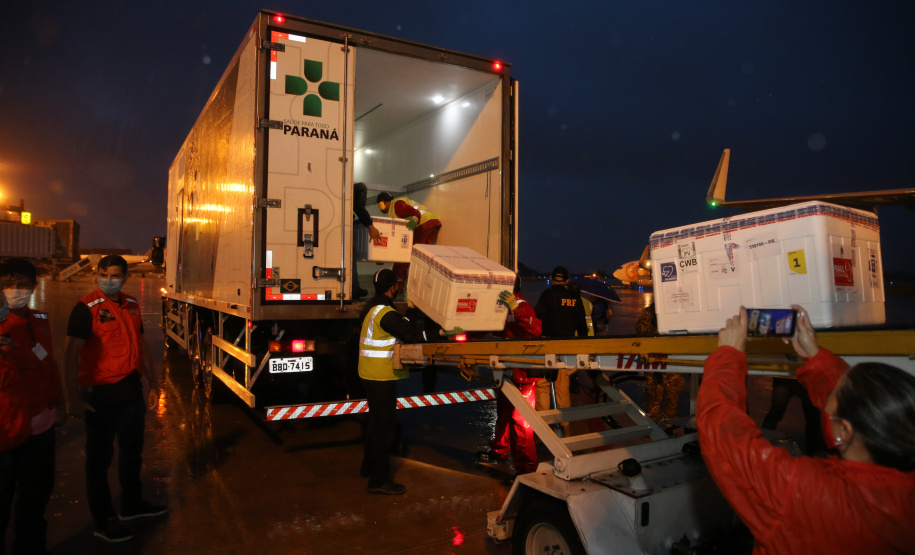 Chegada das vacinas contra a Covid-19 no Aeroporto Afonso Pena em Curitiba-  18/01/2021 - Foto: Geraldo Bubniak/AEN