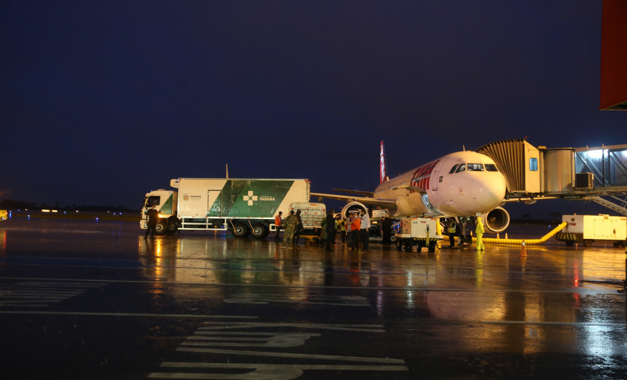Chegada das vacinas contra a Covid-19 no Aeroporto Afonso Pena em Curitiba-  18/01/2021 - Foto: Geraldo Bubniak/AEN