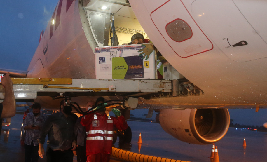 Chegada das vacinas contra a Covid-19 no Aeroporto Afonso Pena em Curitiba-  18/01/2021 - Foto: Geraldo Bubniak/AEN
