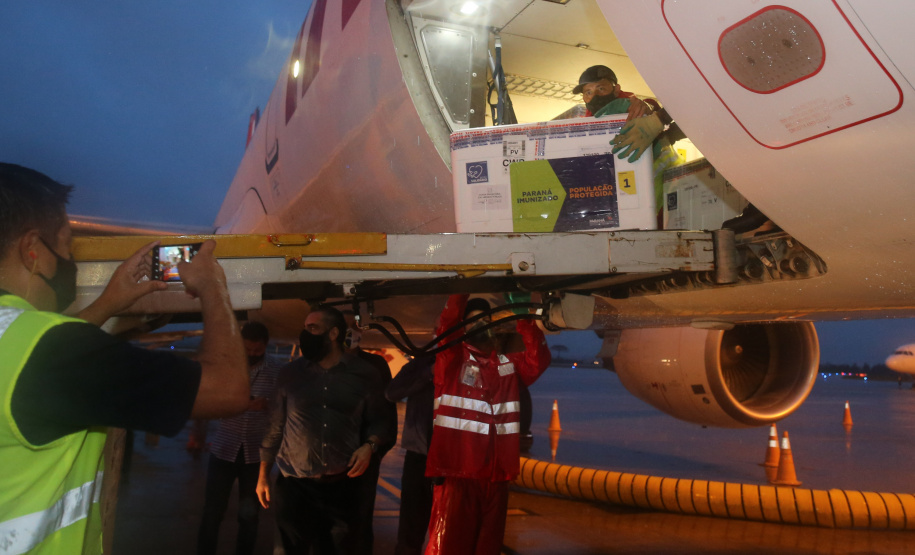 Chegada das vacinas contra a Covid-19 no Aeroporto Afonso Pena em Curitiba-  18/01/2021 - Foto: Geraldo Bubniak/AEN