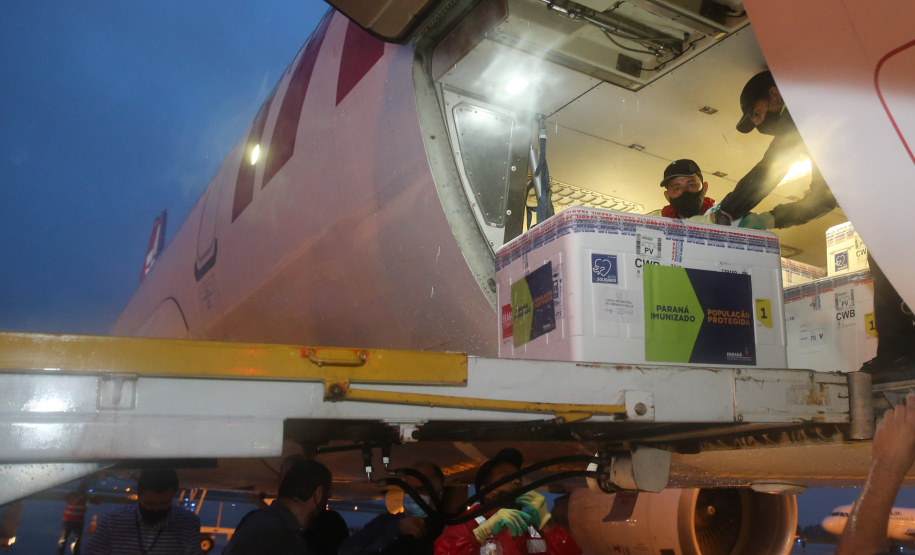 Chegada das vacinas contra a Covid-19 no Aeroporto Afonso Pena em Curitiba-  18/01/2021 - Foto: Geraldo Bubniak/AEN