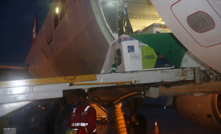 Chegada das vacinas contra a Covid-19 no Aeroporto Afonso Pena em Curitiba-  18/01/2021 - Foto: Geraldo Bubniak/AEN