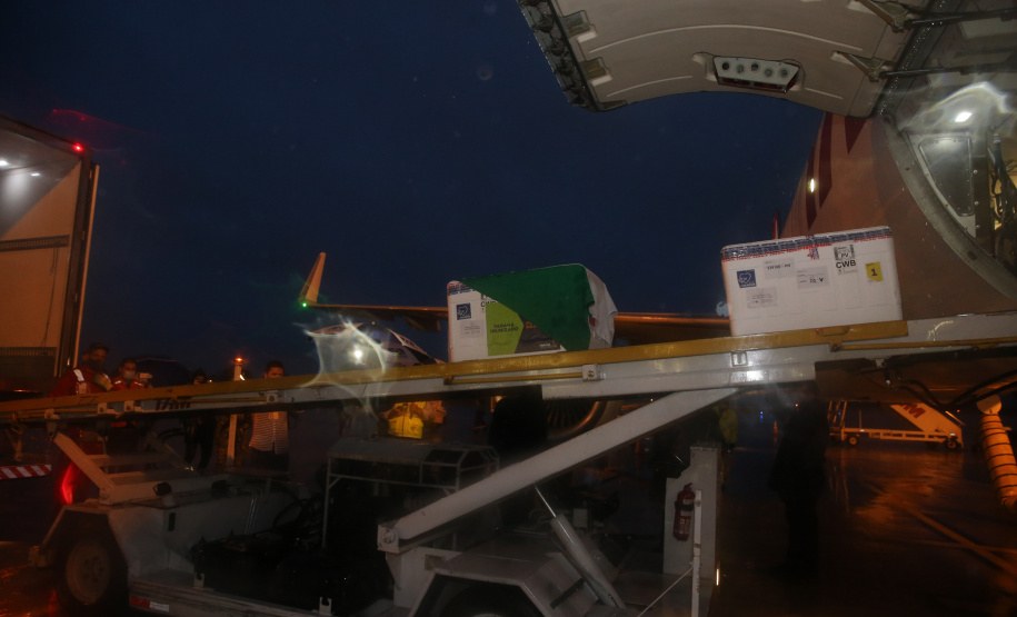 Chegada das vacinas contra a Covid-19 no Aeroporto Afonso Pena em Curitiba-  18/01/2021 - Foto: Geraldo Bubniak/AEN