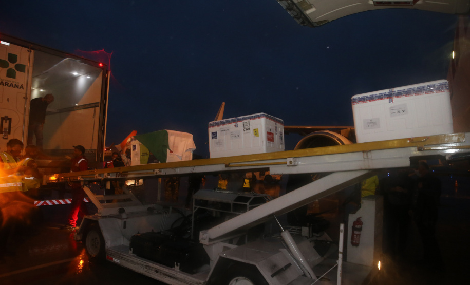 Chegada das vacinas contra a Covid-19 no Aeroporto Afonso Pena em Curitiba-  18/01/2021 - Foto: Geraldo Bubniak/AEN