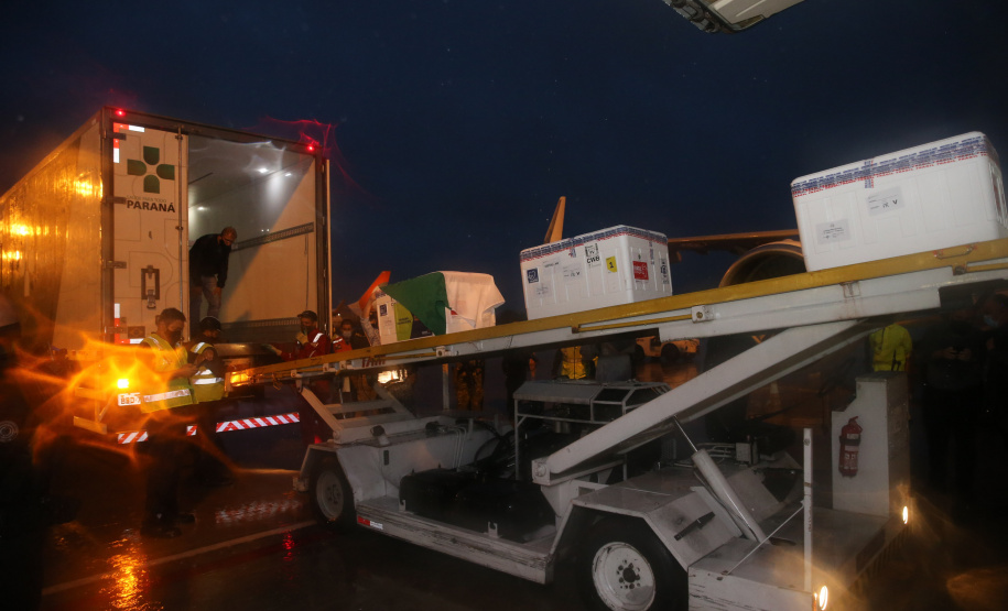 Chegada das vacinas contra a Covid-19 no Aeroporto Afonso Pena em Curitiba-  18/01/2021 - Foto: Geraldo Bubniak/AEN