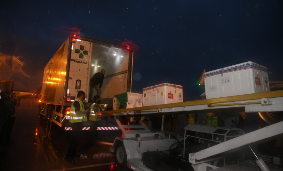 Chegada das vacinas contra a Covid-19 no Aeroporto Afonso Pena em Curitiba-  18/01/2021 - Foto: Geraldo Bubniak/AEN