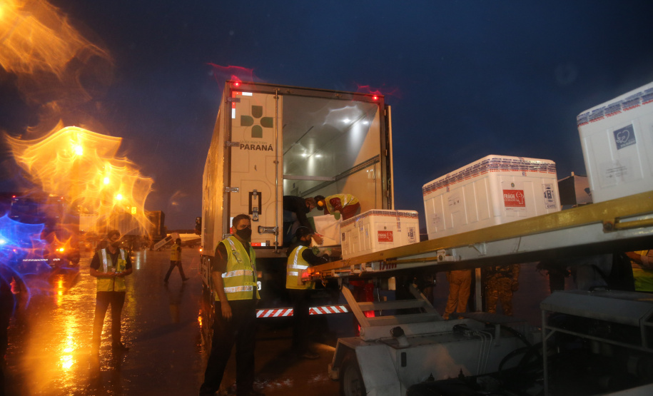 Chegada das vacinas contra a Covid-19 no Aeroporto Afonso Pena em Curitiba-  18/01/2021 - Foto: Geraldo Bubniak/AEN