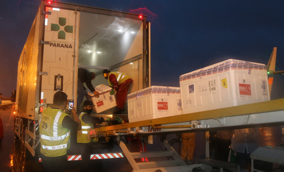 Chegada das vacinas contra a Covid-19 no Aeroporto Afonso Pena em Curitiba-  18/01/2021 - Foto: Geraldo Bubniak/AEN
