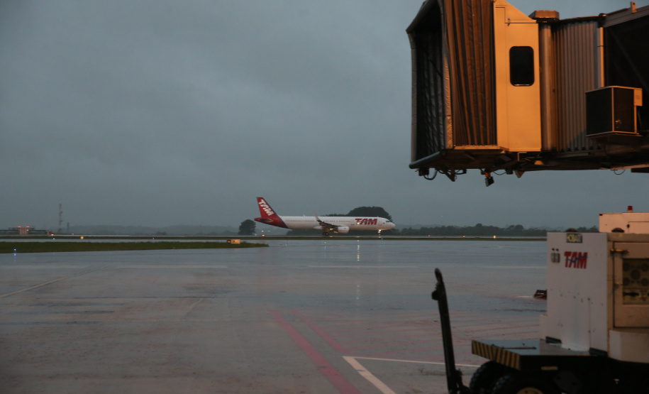 Chegada das vacinas contra a Covid-19 no Aeroporto Afonso Pena em Curitiba-  18/01/2021 - Foto: Geraldo Bubniak/AEN