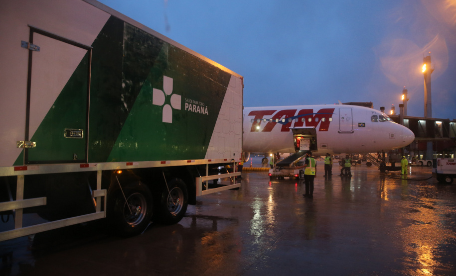 Chegada das vacinas contra a Covid-19 no Aeroporto Afonso Pena em Curitiba-  18/01/2021 - Foto: Geraldo Bubniak/AEN