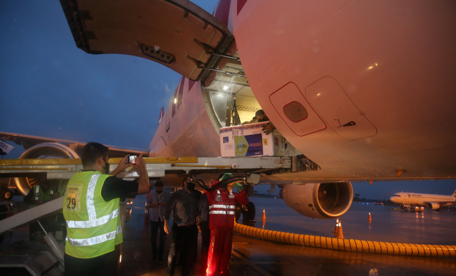 Chegada das vacinas contra a Covid-19 no Aeroporto Afonso Pena em Curitiba-  18/01/2021 - Foto: Geraldo Bubniak/AEN