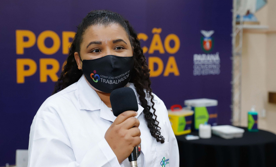 A enfermeira Lucimar Josiane de Oliveira, de 44 anos, foi a primeira pessoa vacinada contra a Covid-19 no Paraná. Junto com outros sete colegas que desde o início da pandemia atuam na linha de frente do Complexo Hospitalar do Trabalhador, às 21h48 desta segunda-feira (18), a parnanguara recebeu a primeira dose do imunizante, em evento na capela do Hospital do Trabalhador, em Curitiba.