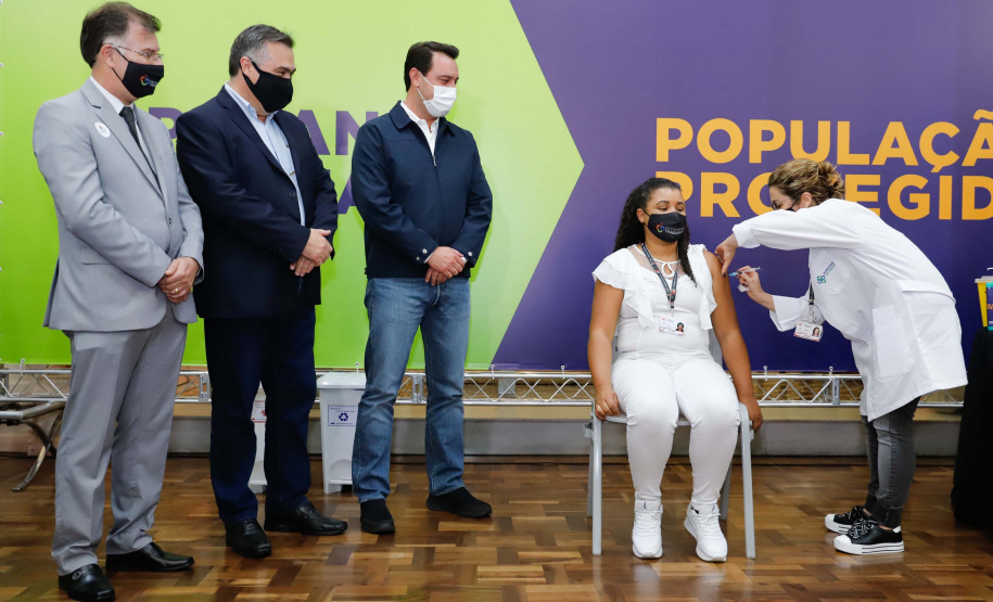 A enfermeira Lucimar Josiane de Oliveira, de 44 anos, foi a primeira pessoa vacinada contra a Covid-19 no Paraná. Junto com outros sete colegas que desde o início da pandemia atuam na linha de frente do Complexo Hospitalar do Trabalhador, às 21h48 desta segunda-feira (18), a parnanguara recebeu a primeira dose do imunizante, em evento na capela do Hospital do Trabalhador, em Curitiba.