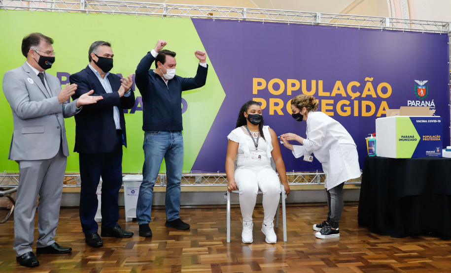 A enfermeira Lucimar Josiane de Oliveira, de 44 anos, foi a primeira pessoa vacinada contra a Covid-19 no Paraná. Junto com outros sete colegas que desde o início da pandemia atuam na linha de frente do Complexo Hospitalar do Trabalhador, às 21h48 desta segunda-feira (18), a parnanguara recebeu a primeira dose do imunizante, em evento na capela do Hospital do Trabalhador, em Curitiba.