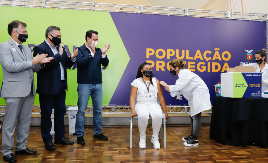 A enfermeira Lucimar Josiane de Oliveira, de 44 anos, foi a primeira pessoa vacinada contra a Covid-19 no Paraná. Junto com outros sete colegas que desde o início da pandemia atuam na linha de frente do Complexo Hospitalar do Trabalhador, às 21h48 desta segunda-feira (18), a parnanguara recebeu a primeira dose do imunizante, em evento na capela do Hospital do Trabalhador, em Curitiba.