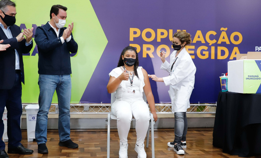 A enfermeira Lucimar Josiane de Oliveira, de 44 anos, foi a primeira pessoa vacinada contra a Covid-19 no Paraná. Junto com outros sete colegas que desde o início da pandemia atuam na linha de frente do Complexo Hospitalar do Trabalhador, às 21h48 desta segunda-feira (18), a parnanguara recebeu a primeira dose do imunizante, em evento na capela do Hospital do Trabalhador, em Curitiba.