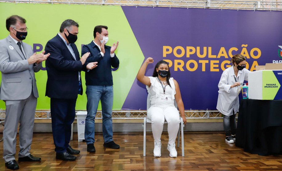 A enfermeira Lucimar Josiane de Oliveira, de 44 anos, foi a primeira pessoa vacinada contra a Covid-19 no Paraná. Junto com outros sete colegas que desde o início da pandemia atuam na linha de frente do Complexo Hospitalar do Trabalhador, às 21h48 desta segunda-feira (18), a parnanguara recebeu a primeira dose do imunizante, em evento na capela do Hospital do Trabalhador, em Curitiba.