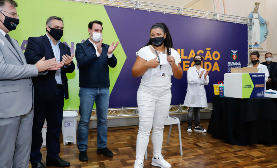 A enfermeira Lucimar Josiane de Oliveira, de 44 anos, foi a primeira pessoa vacinada contra a Covid-19 no Paraná. Junto com outros sete colegas que desde o início da pandemia atuam na linha de frente do Complexo Hospitalar do Trabalhador, às 21h48 desta segunda-feira (18), a parnanguara recebeu a primeira dose do imunizante, em evento na capela do Hospital do Trabalhador, em Curitiba.
