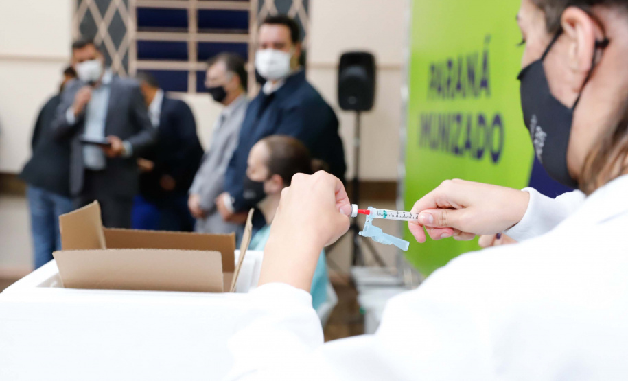 Etapa inicial de vacinação contra a Covid-19.