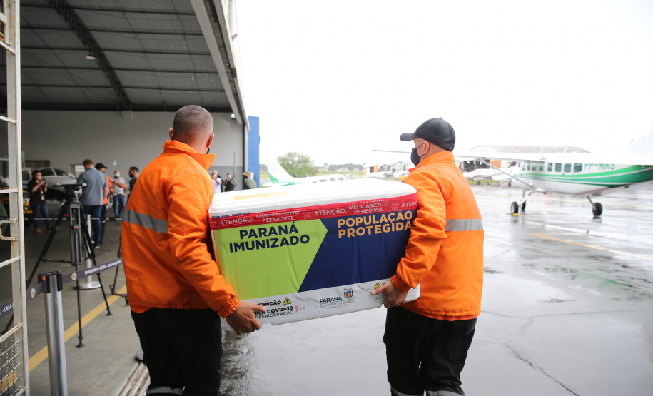 Vacina Aeroporto Dsitribuicao das vacinas contra a Covid-19 no Aeroporto Bacacheri em Curitiba com aeronaves do Governo do Estado - 19/01/2021 - Foto: Geraldo Bubniak/AEN