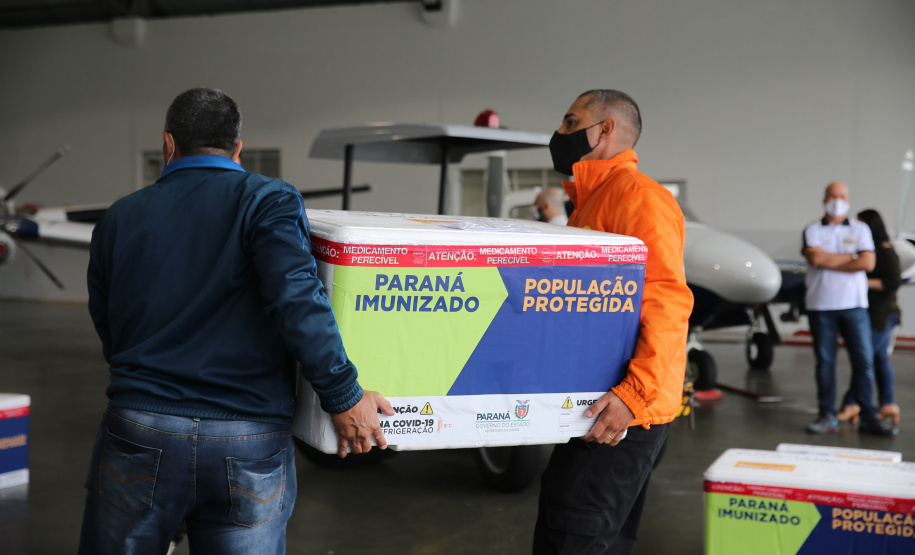 Vacina Aeroporto Dsitribuicao das vacinas contra a Covid-19 no Aeroporto Bacacheri em Curitiba com aeronaves do Governo do Estado - 19/01/2021 - Foto: Geraldo Bubniak/AEN