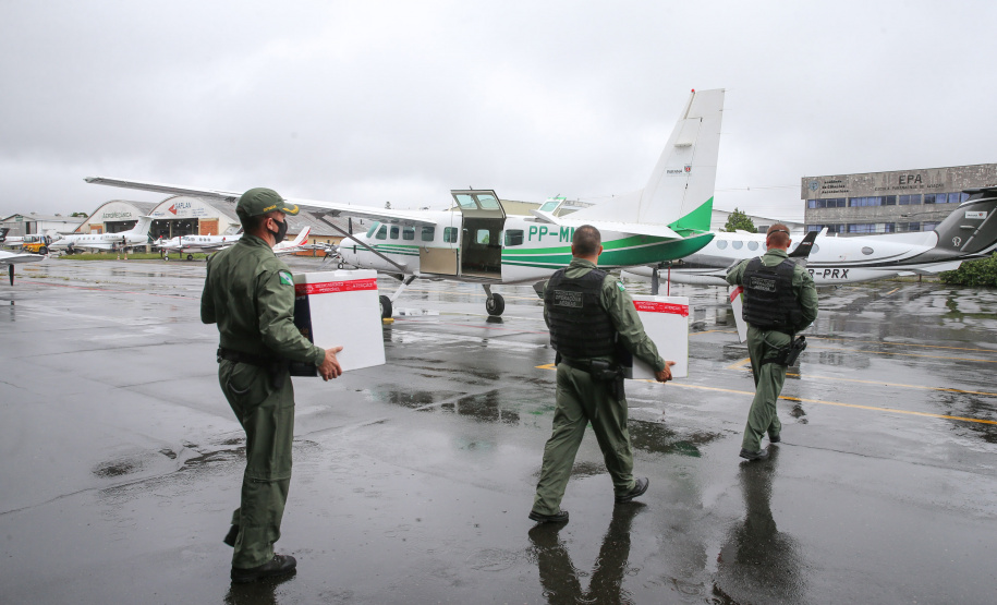 Vacina Aeroporto Dsitribuicao das vacinas contra a Covid-19 no Aeroporto Bacacheri em Curitiba com aeronaves do Governo do Estado - 19/01/2021 - Foto: Geraldo Bubniak/AEN