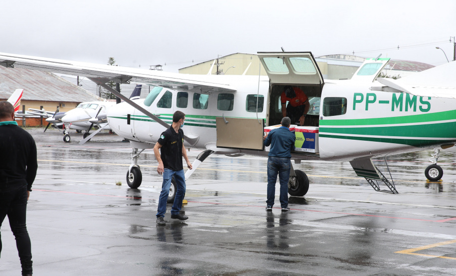 Vacina Aeroporto Dsitribuicao das vacinas contra a Covid-19 no Aeroporto Bacacheri em Curitiba com aeronaves do Governo do Estado - 19/01/2021 - Foto: Geraldo Bubniak/AEN