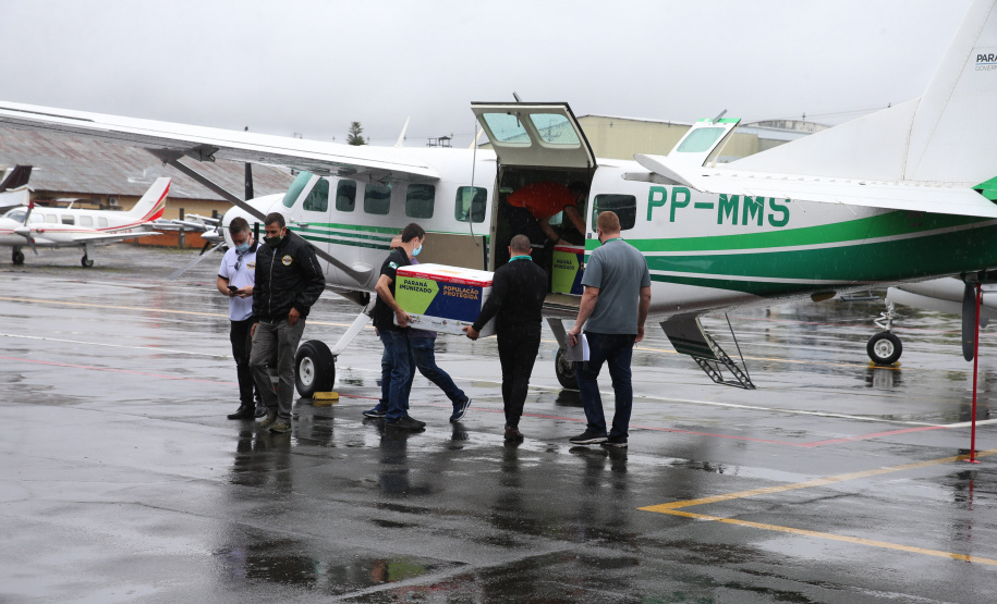 Vacina Aeroporto Dsitribuicao das vacinas contra a Covid-19 no Aeroporto Bacacheri em Curitiba com aeronaves do Governo do Estado - 19/01/2021 - Foto: Geraldo Bubniak/AEN