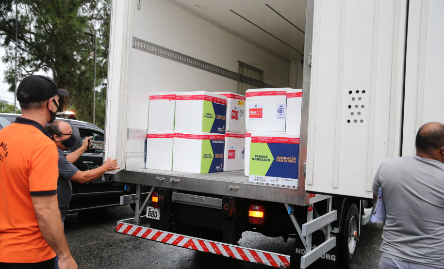 Vacina Aeroporto Dsitribuicao das vacinas contra a Covid-19 no Aeroporto Bacacheri em Curitiba com aeronaves do Governo do Estado - 19/01/2021 - Foto: Geraldo Bubniak/AEN