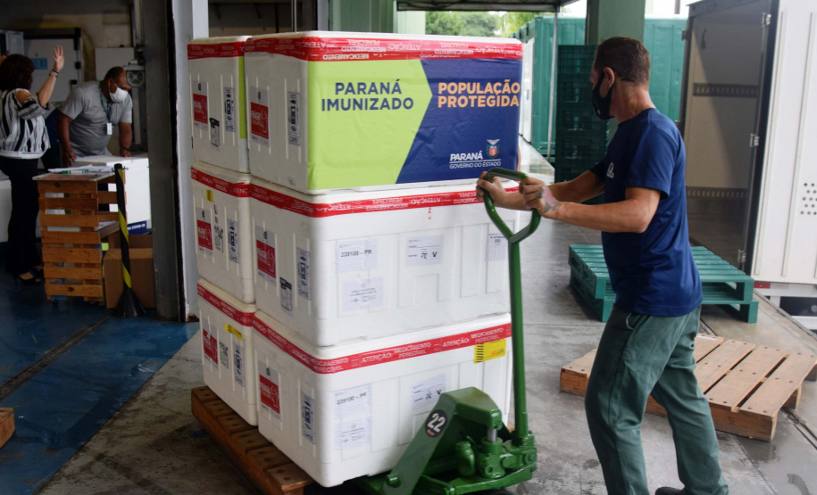 Agilidade das equipes da Saúde garante entrega a todos os municípios do Paraná.
Foto: Américo Antonio/SESA
19.01.2021