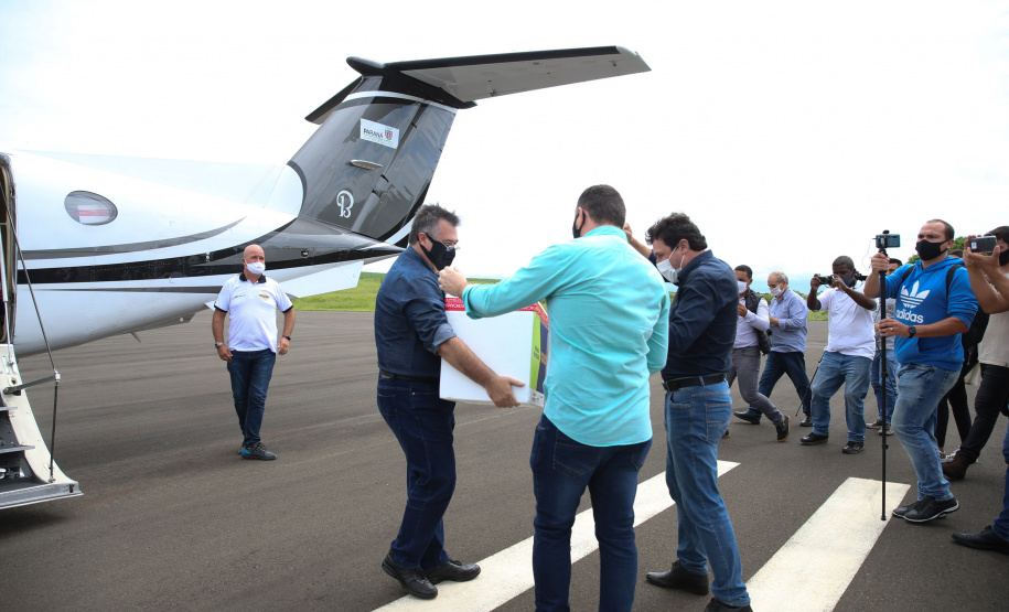 Dsitribuicao  das vacinas contra a Covid-19 no Aeroporto de Maringa com o Secretario de Estado da Saude, Beto Preto n-  19/01/2021 - Foto: Geraldo Bubniak/AEN