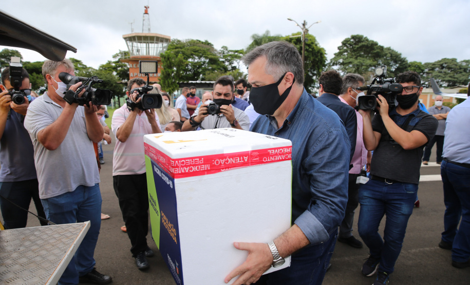APUCARANA  -  Dsitribuicao  das vacinas contra a Covid-19 no Aeroporto de Apucarana com o Secretario de Estado da Saude, Beto Preto n-  19/01/2021 - Foto: Geraldo Bubniak/AEN