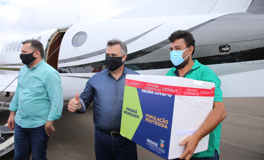 APUCARANA  -  Dsitribuicao  das vacinas contra a Covid-19 no Aeroporto de Apucarana com o Secretario de Estado da Saude, Beto Preto n-  19/01/2021 - Foto: Geraldo Bubniak/AEN