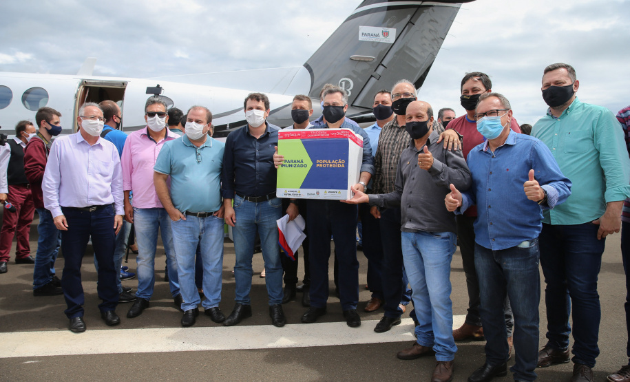 Dsitribuicao  das vacinas contra a Covid-19 no Aeroporto de Maringa com o Secretario de Estado da Saude, Beto Preto n-  19/01/2021 - Foto: Geraldo Bubniak/AEN