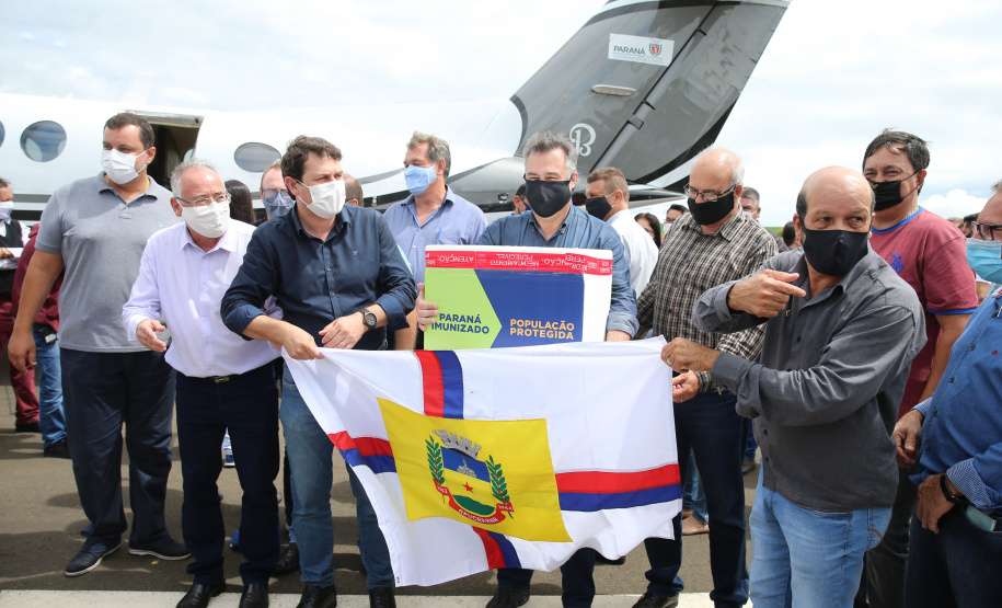 Dsitribuicao  das vacinas contra a Covid-19 no Aeroporto de Maringa com o Secretario de Estado da Saude, Beto Preto n-  19/01/2021 - Foto: Geraldo Bubniak/AEN