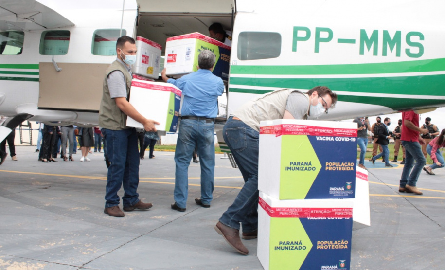 LONDRINA - Dsitribuiçãoo das vacinas contra a Covid-19 . Foto:Gustavo Tacaki