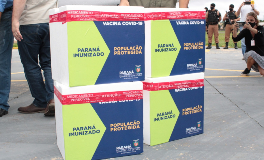 LONDRINA - Dsitribuiçãoo das vacinas contra a Covid-19 . Foto:Gustavo Tacaki