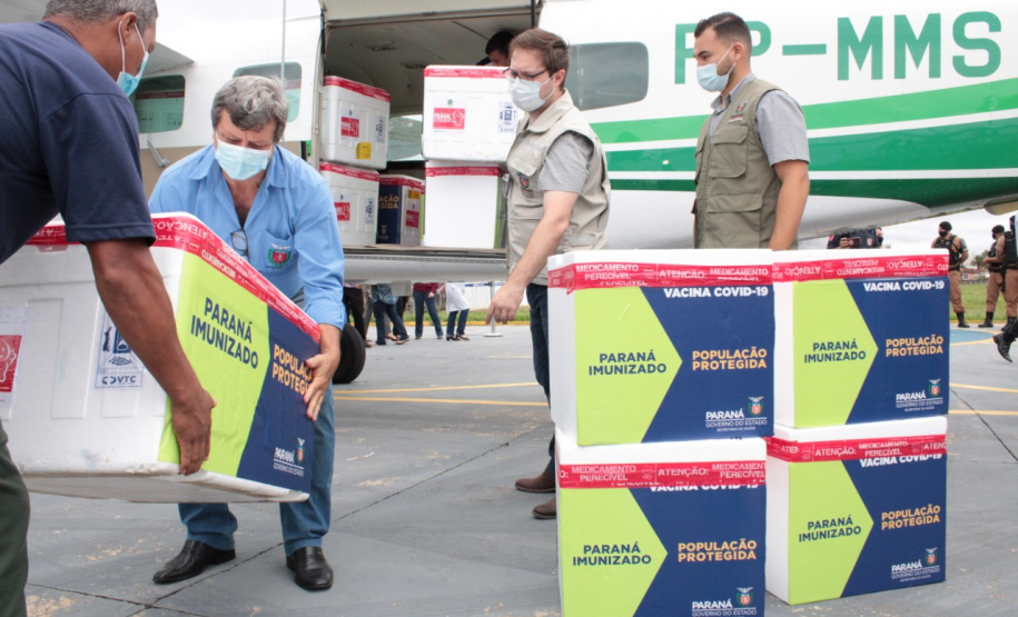 LONDRINA - Dsitribuiçãoo das vacinas contra a Covid-19 . Foto:Gustavo Tacaki