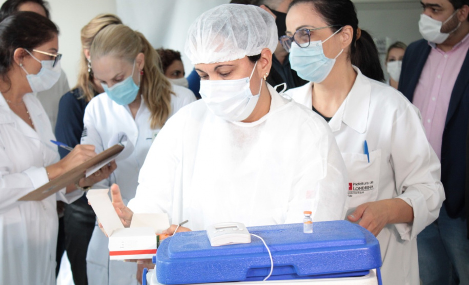 LONDRINA - Dsitribuiçãoo das vacinas contra a Covid-19 . Foto:Gustavo Tacaki