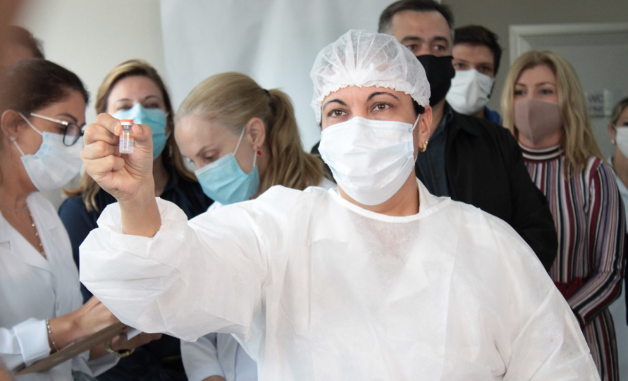 LONDRINA - Dsitribuiçãoo das vacinas contra a Covid-19 . Foto:Gustavo Tacaki