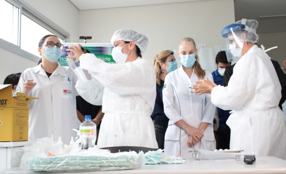 LONDRINA - Dsitribuiçãoo das vacinas contra a Covid-19 . Foto:Gustavo Tacaki