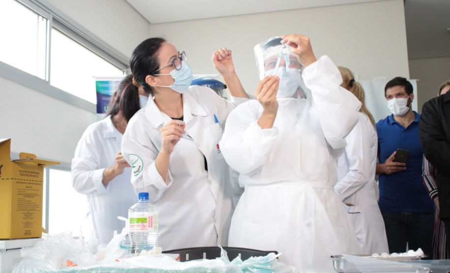 LONDRINA - Dsitribuiçãoo das vacinas contra a Covid-19 . Foto:Gustavo Tacaki