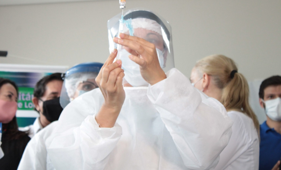 LONDRINA - Dsitribuiçãoo das vacinas contra a Covid-19 . Foto:Gustavo Tacaki