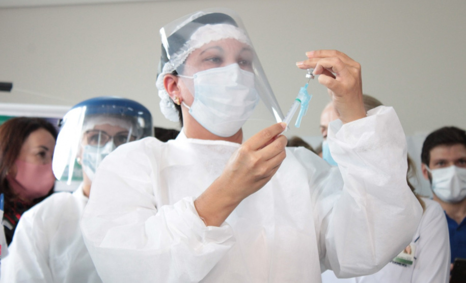 LONDRINA - Dsitribuiçãoo das vacinas contra a Covid-19 . Foto:Gustavo Tacaki