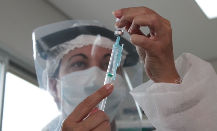 LONDRINA - Dsitribuiçãoo das vacinas contra a Covid-19 . Foto:Gustavo Tacaki