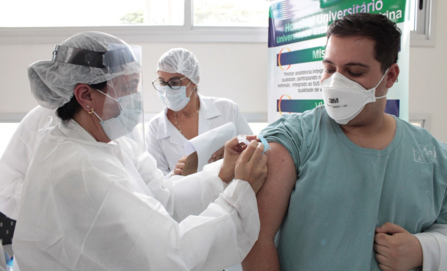 LONDRINA - Dsitribuiçãoo das vacinas contra a Covid-19 . Foto:Gustavo Tacaki