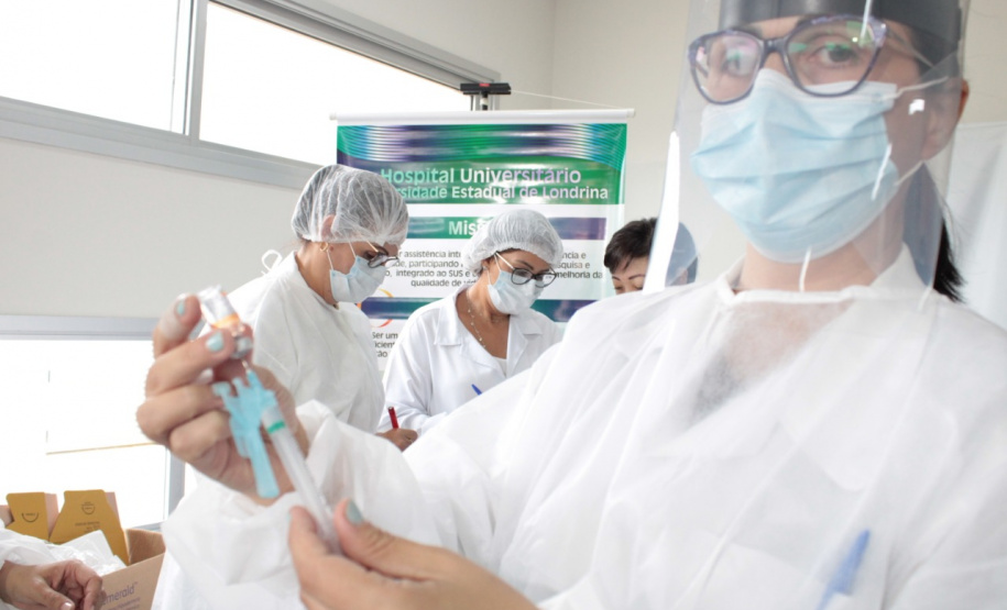 LONDRINA - Dsitribuiçãoo das vacinas contra a Covid-19 . Foto:Gustavo Tacaki