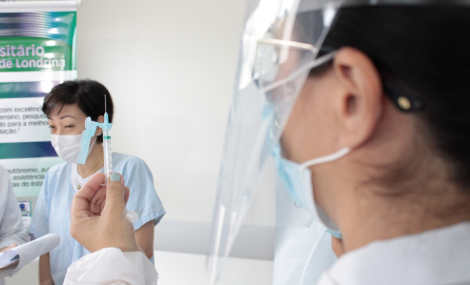 LONDRINA - Dsitribuiçãoo das vacinas contra a Covid-19 . Foto:Gustavo Tacaki