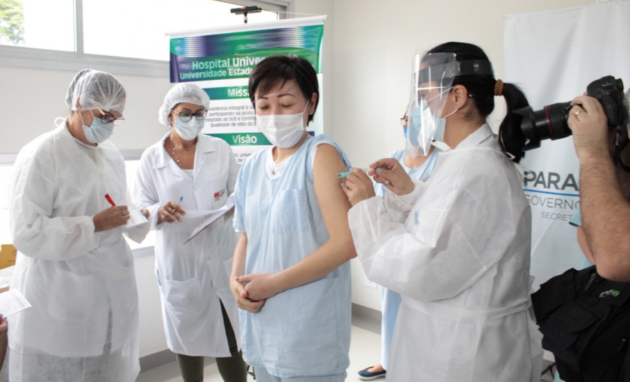 LONDRINA - Dsitribuiçãoo das vacinas contra a Covid-19 . Foto:Gustavo Tacaki